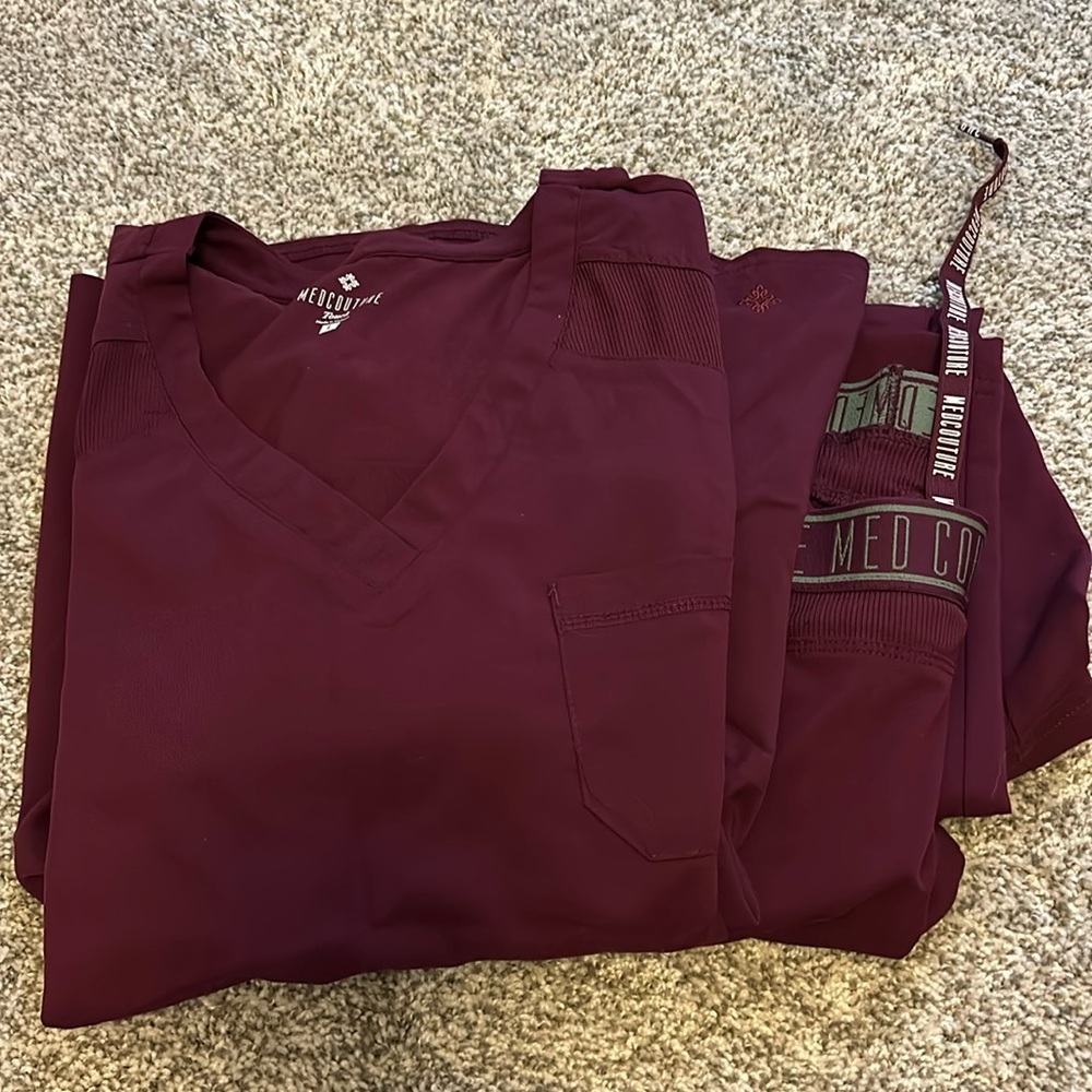 Women’s Med Couture Scrubs
Pants are size XL Petite 
Top is a Large